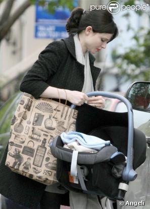 Sophie Ellis-Bextor et son fils Kit à Londres