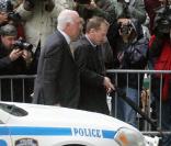 Kiefer Sutherland sort de son appartement newyorkais pour rejoindre la première circonscription de la police judiciaire pour son audition, le 7 mai 2009 
