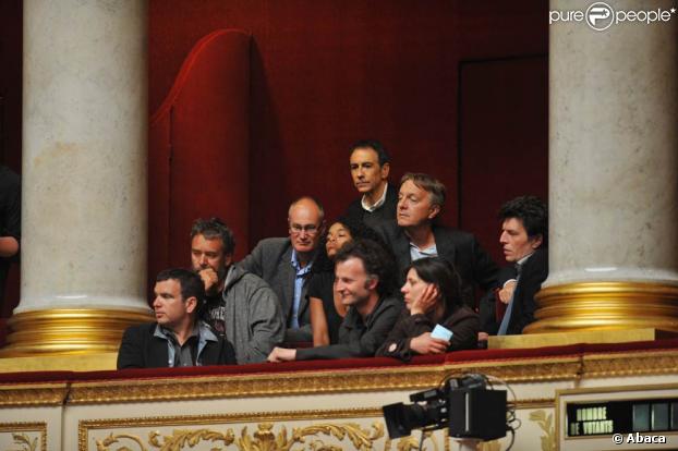 Luc Besson, sa femme l'actrice Virginie Silla et Alain Chamfort assistent au vote de la loi Hadopi