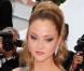 Devon Aoki, toujours aussi mystérieuse, mais aussi très élégante dans sa belle robe lilas signée Alberta Ferretti !