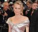 L'actrice américaine Robin Wright, membre du jury, est sublime dans sa longue robe en lamé argenté, sur le tapis rouge de Cannes.