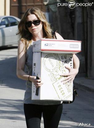 Ellen Pompeo porte des paquets à Los Angeles le 14 mai 2009
