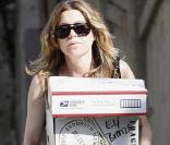 Ellen Pompeo porte des paquets à Los Angeles le 14 mai 2009