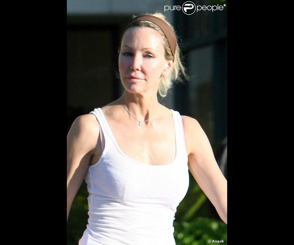 http://static1.purepeople.com/articles/7/31/38/7/@/215042-heather-locklear-en-plein-shopping-a-950x0-2.jpg