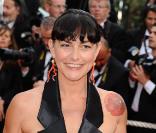  Lio ne pouvait pas passer inaperçue au 62ème Festival de Cannes : robe longue à effet bandelettes et col smoking, effet garanti. La brune persite et signe, elle ne compte pas pour des prunes ! 