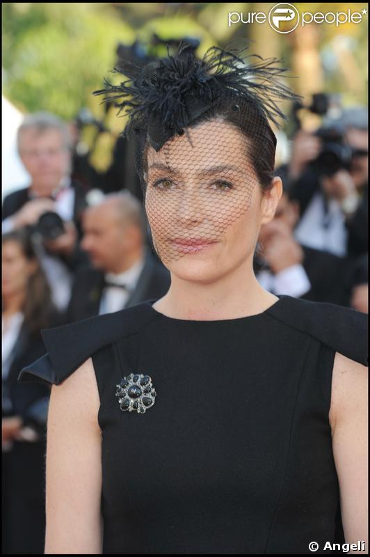 Daphné Roulier très élégante dans ce total look noir bien maitrisé !  