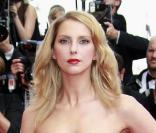 Frédérique Bel en fourreau noir, sa meilleure prestation sur le tapis rouge. Cette fois-ci la Blonde a connu bien plus qu'une minute de gloire !