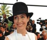 Daphné Roulier se la joue damier, c'est la reine du Black & White ! Le festival de Cannes pour l'animatrice, c'est... l'Hebdo Chapeau ! 