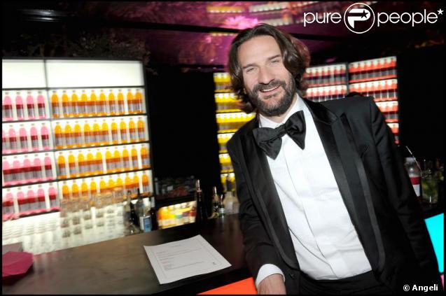 Frédéric Beigbeder au 62ème Festival de Cannes. Loin des soirées cannoises bien arosées, l'écrivain a préféré la  Vitamin Water  enfin... pas pour longtemps ! 