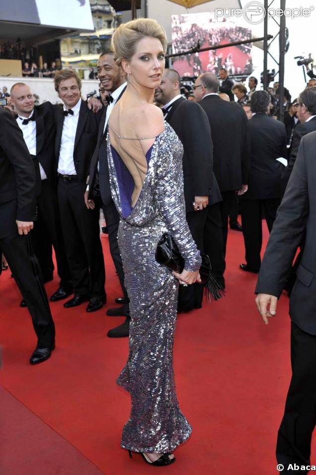 Et encore un fashion faux pas pour la fashion fausse blonde au 62ème Festival de Cannes ! Fréderique Bel nous offre un dos plus blanc que neige dans une robe style... boule à facettes géante ! 