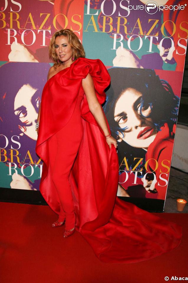  Natacha Amal a opté pour une combinaison très moulante cachée sous une cape, enfilée comme une manche. L'actrice a-t-elle voulu ressembler à Superman ou simplement se fondre dans le tapis rouge? Un mystère mais surtout une catastrophe vestimentair