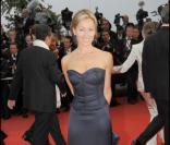 Anne-Sophie Lapix, élégante et sexy dans cette robe bustier Yves Saint Laurent, bleue nuit. En version courte ou longue, demandez le programme !  