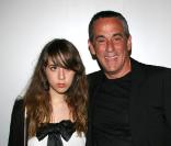 Thierry Ardisson : L'homme en noir et sa fille... en blanc ! 