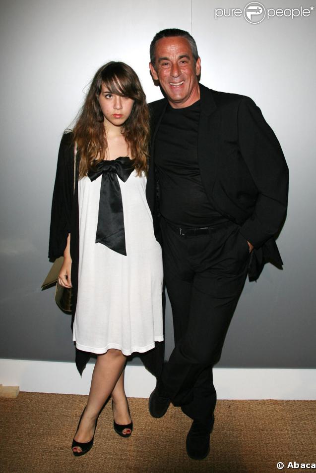 Thierry Ardisson : L'homme en noir et sa fille... en blanc ! 
