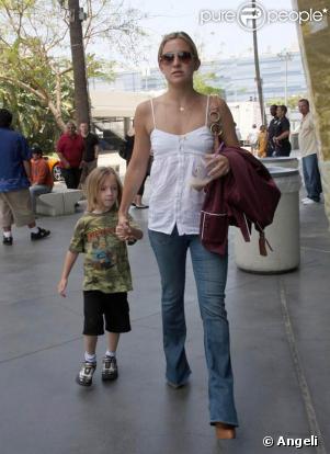 Kate Hudson et son fils arrivent au match des Lakers contre Houston Rockets au Staples Center le 17 mai 2009 