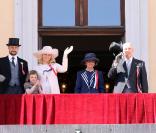 Haakon et Mette-Marit de Norvège avec leurs enfants, Ingrid (5 ans) et Sverre (3 ans), et le couple royal, Harald V et Sonja 