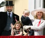 Haakon et Mette-Marit de Norvège avec leurs enfants, Ingrid (5 ans) et Sverre (3 ans), au palais royal à Oslo 
