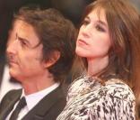 Charlotte Gainsbourg monte les marches à Cannes avec son mari Yvan Attal pour défendre  Antichrist , de Lars von Trier