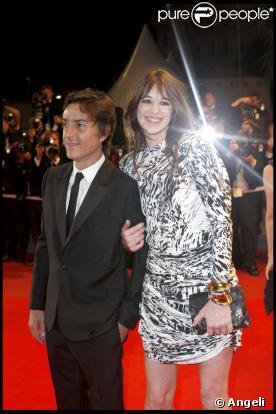 Charlotte Gainsbourg monte les marches à Cannes avec son mari Yvan Attal pour défendre  Antichrist , de Lars von Trier