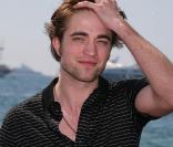 Robert Pattinson prend la pose à cannes. 19/05/09