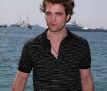 Robert Pattinson prend la pose à cannes. 19/05/09