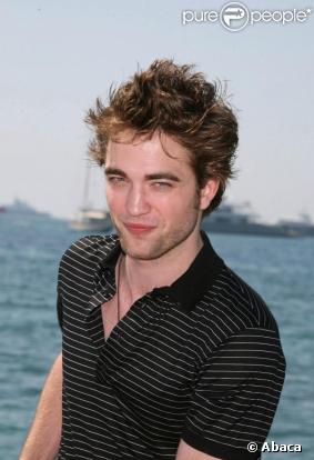 Robert Pattinson prend la pose à cannes. 19/05/09