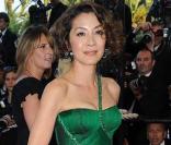 Michelle Yeoh sublime en Versace lors de la montée des marches à Cannes le 19/05/09