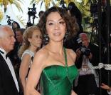 Michelle Yeoh sublime en Versace lors de la montée des marches à Cannes le 19/05/09