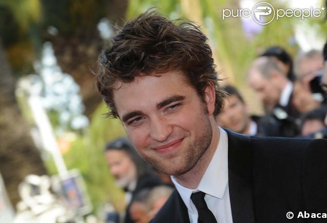 Robert Pattinson lors de la montée des marches avant la projection d'Inglourious Basterds, au Festival de Cannes, le 20 mai 2009