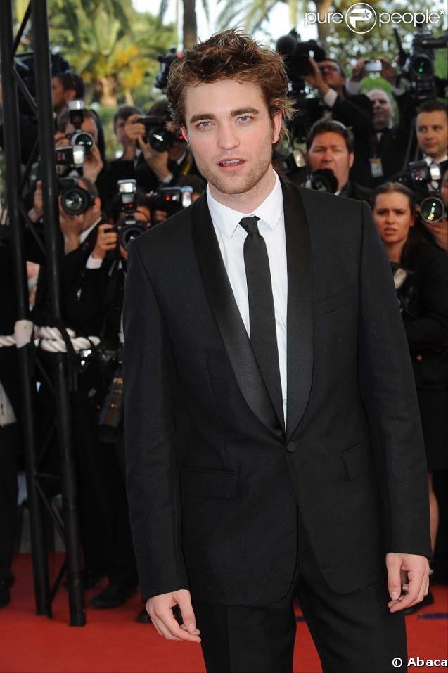 Robert Pattinson lors de la montée des marches avant la projection d'Inglourious Basterds, au Festival de Cannes, le 20 mai 2009