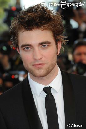 Robert Pattinson lors de la montée des marches avant la projection d'Inglourious Basterds, au Festival de Cannes, le 20 mai 2009