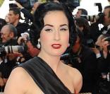 Dita Von Teese lors de la montée des marches avant la projection d'Inglourious Basterds, au Festival de Cannes, le 20 mai 2009