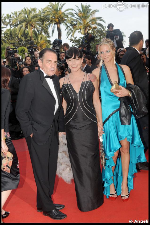 Lio accompagnée de Jean-François Lepetit et de sa fille Nubia, le 20 mai 2009 au Festival de Cannes. Elles portaient des créations Vivien Viviani. 