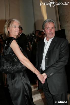 Alain Delon et une amie hier soir à la soirée Bulgari à Rome, en pleine forme !