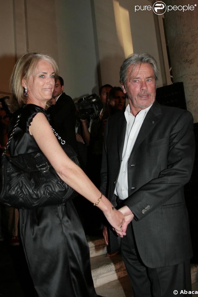 Alain Delon et une amie hier soir à la soirée Bulgari à Rome, en pleine forme !