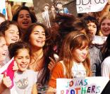 Les Jonas Brothers, accueillis... chaudement en Argentine !