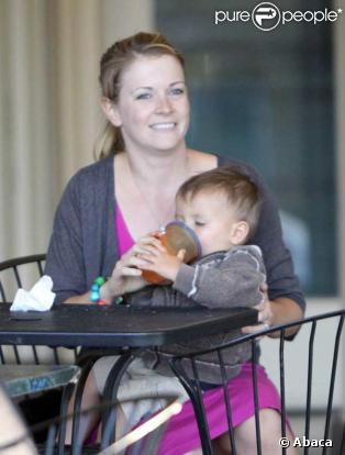 Melissa Joan Hart, son mari Mark Wilkerson et leurs enfants Mason et Braydon se restaurent à Los Angeles 