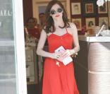 Rose McGowan se promène dans les rues de Beverly Hills... tout en rouge