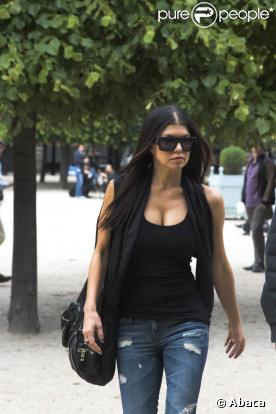 Fergie fait une pause shopping à Paris. 27/05/09