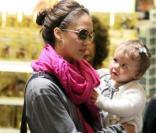 Jessica Alba et sa fille Honor, dans les rues de Beverly Hills, hier