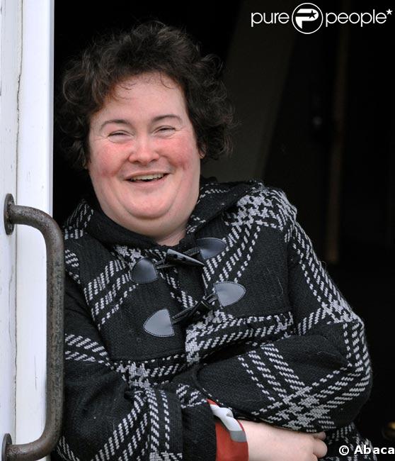 Susan Boyle dans l'embrasure de la porte de sa maison à Blakburn   