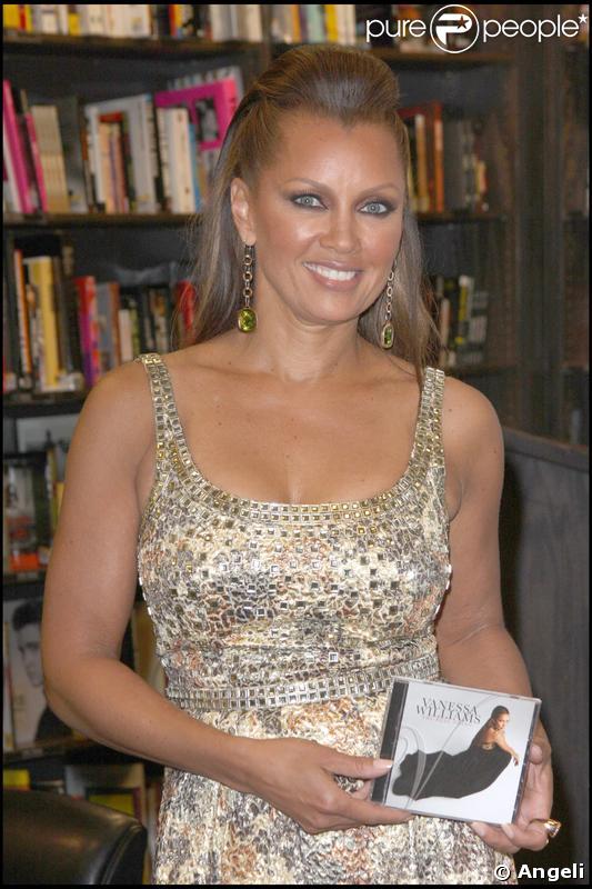 Vanessa Williams lors d'une séance de dédicaces pour son nouvel album The Real Thing le 2 juin 2009