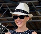 Kylie Minogue se dirigeant vers l'un des aéroports de Londres le 3 juin 2009