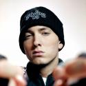 Eminem cambriolé pendant... qu'il était coincé entre les fesses de 'Bruno' ! Ben non ! (réactualisé)