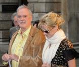John Cleese et Lisa Hogan lors de l\'inauguration de l\'exposition d\'été de la Royal Academy of Arts le 3 juin 2009