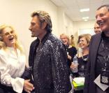 Le Tour 66 de Johnny Hallyday fait escale au Stade de France, fin mai 2009 : Jean-Claude Camus en coulisses avec Johnny, Sylvie Vartan et Tony Scotti 