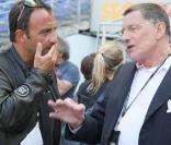 Le Tour 66 de Johnny Hallyday fait escale au Stade de France, fin mai 2009 : Jean-Claude Camus prépare la diffusion sur TF1 avec Nikos Aliagas 