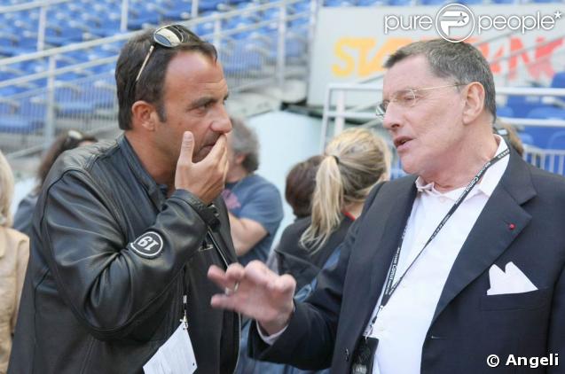 Le Tour 66 de Johnny Hallyday fait escale au Stade de France, fin mai 2009 : Jean-Claude Camus prépare la diffusion sur TF1 avec Nikos Aliagas 