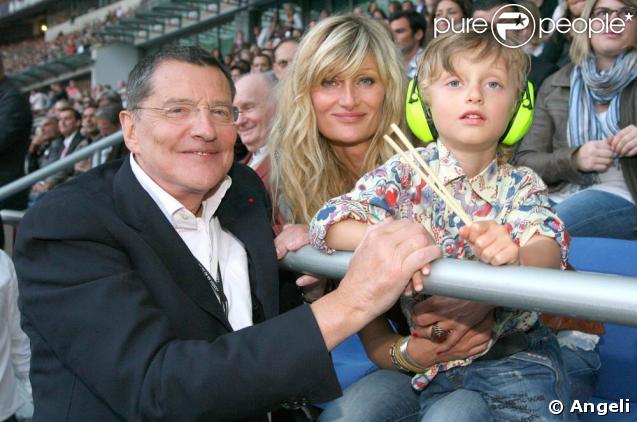 Le Tour 66 de Johnny Hallyday fait escale au Stade de France, fin mai 2009 : Jean-Claude Camus avec sa fille Isabelle Camus et son petit-fils Joalukas 