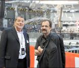 Le Tour 66 de Johnny Hallyday fait escale au Stade de France, fin mai 2009 : Jean-Claude Camus et Pierrick, l'expert-comptable de toujours de Johnny 